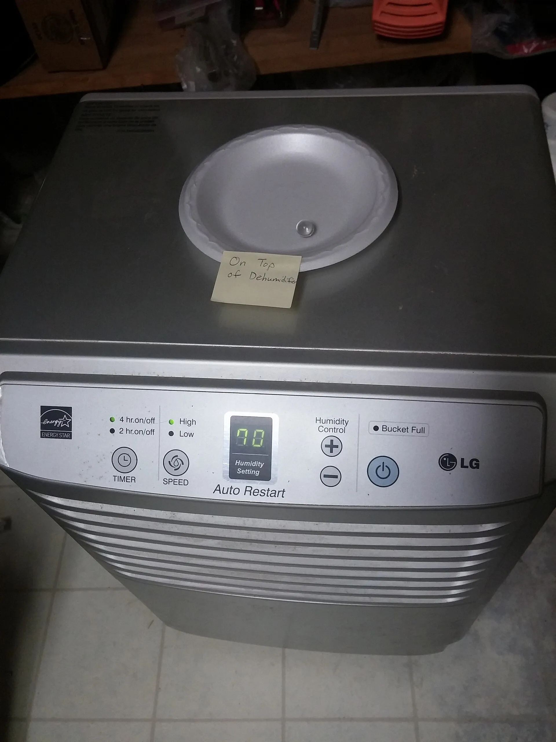 Panneau de commande d'un déshumidificateur avec réglage de l'humidité visée et des vitesses